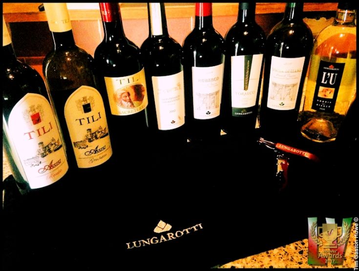 Una varietà di vini tipici dell'Umbria preparati per una degustazione.