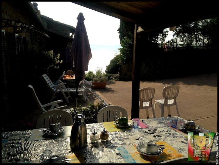 Un'area esterna rilassante con panorama sulla valle, perfetta per gustare colazioni serene.