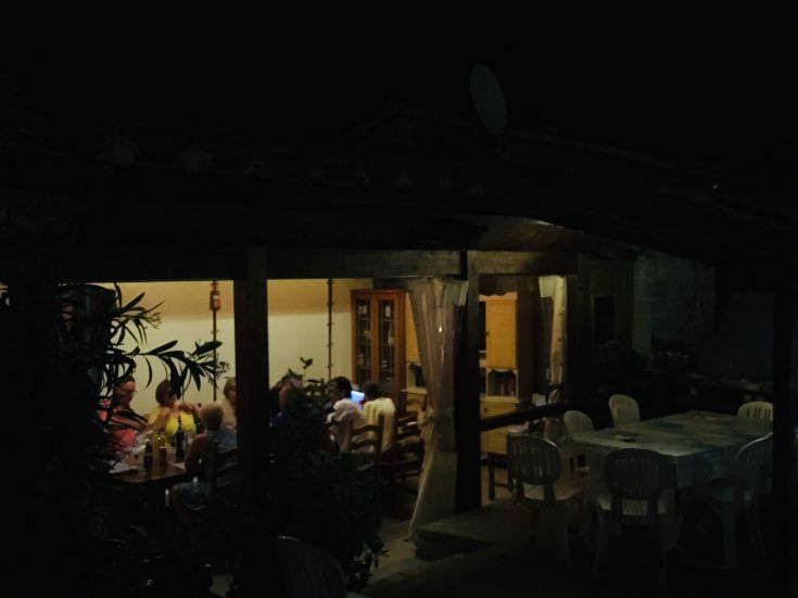 Un palazzo circondato dalla campagna umbra, ideale per momenti di tranquillità e relax.