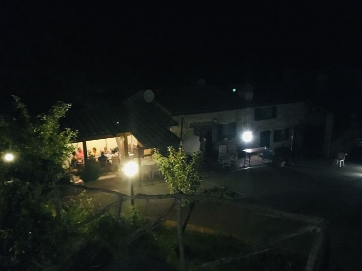 Una serata serena in un palazzo della campagna umbra, immerso nella natura, adatto per momenti di relax.