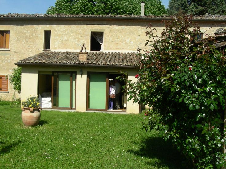 Appartamento a Umbertide con giardino, soggiorno e muri storici protetti.