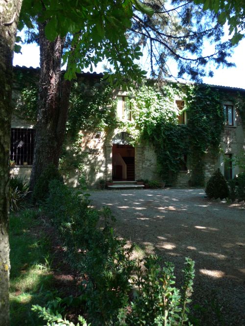 A comfortable apartment with a garden, located in Umbertide, surrounded by natural scenery.