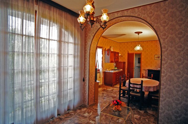 Spacious kitchen with a large table and natural light. A perfect setting for shared dinners.