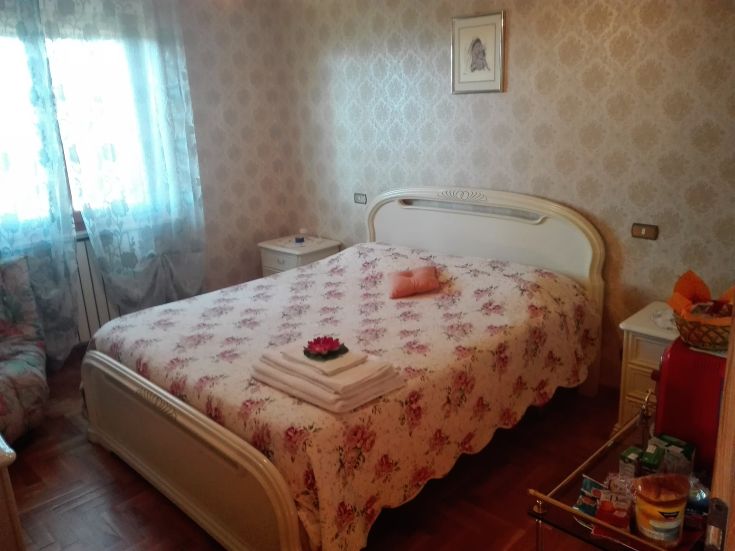 Simple room with floral decorations and natural light creating a relaxing atmosphere.