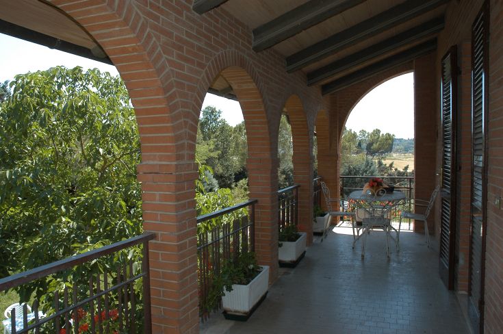 Outdoor area of an agriturismo surrounded by nature, ideal for relaxing moments and peaceful stays.