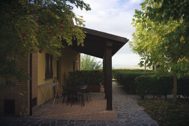 Struttura turistica in un contesto di natura, con spazio esterno per il relax e un'atmosfera tranquilla, ideale per soggiorni indipendenti.