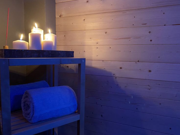 Ambiente tranquillo con candele e asciugamani, perfetto per momenti di relax e benessere.
