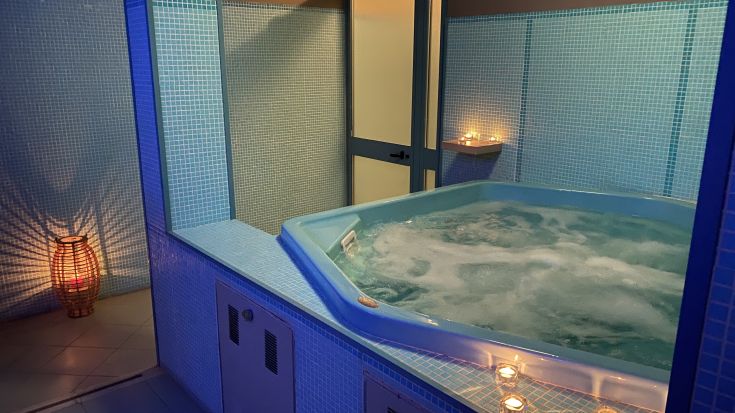 Una zona di relax con vasca idromassaggio e illuminazione delicata, ideale per momenti di distensione.