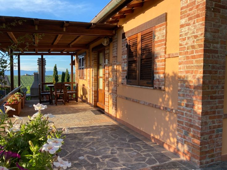 Panorama suggestivo dalla casa in affitto, immersa nel verde, adatta per un soggiorno sereno.