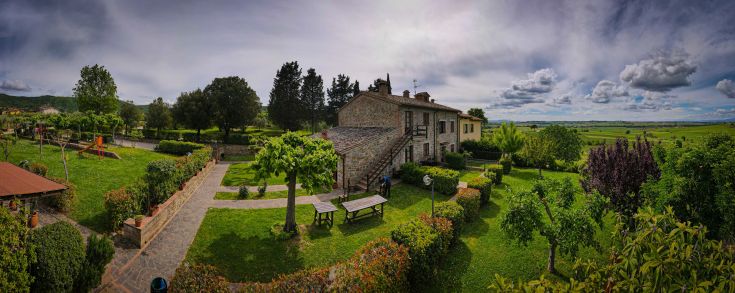 Ampia tenuta circondata da spazi verdi, con appartamenti autonomi e giardini ben curati.
