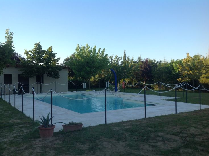 Una piscina immersa in un giardino spazioso, perfetta per momenti rilassanti all'aperto.