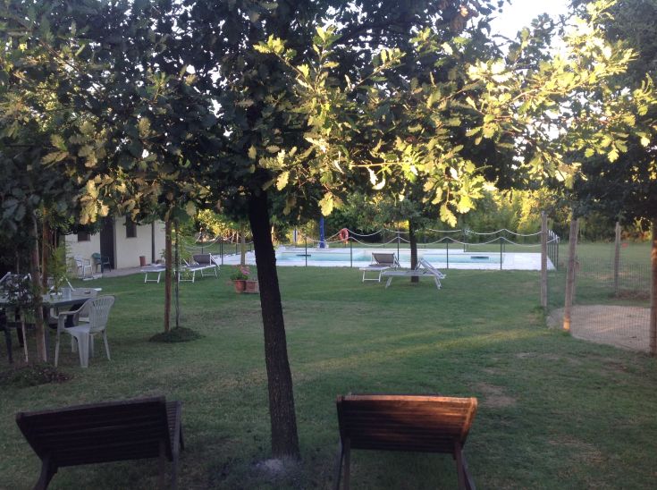 Un luogo tranquillo in agriturismo con piscina, giardino e aree verdi adatte per famiglie.