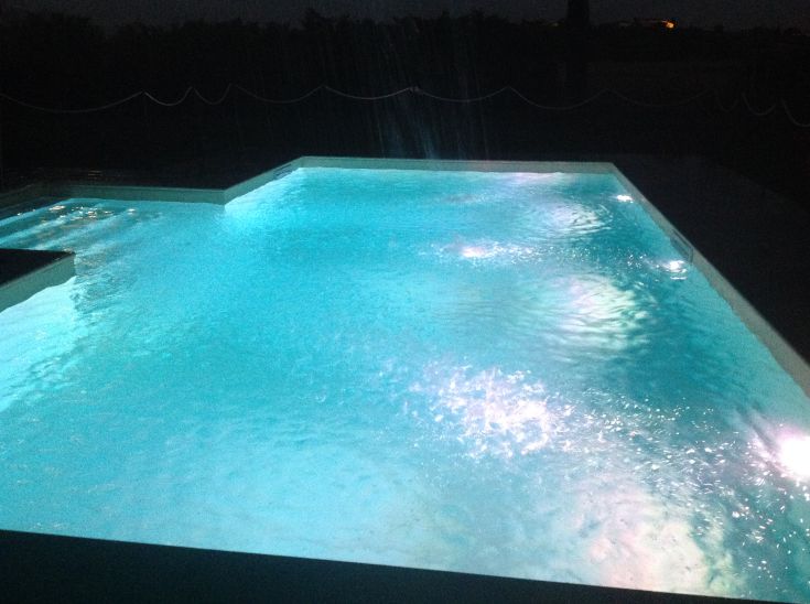 Una piscina accogliente illuminata nella quiete notturna, ideale per un tuffo rinfrescante.