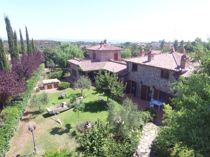 Un agriturismo situato tra le colline dell'Umbria, circondato da spazi verdi e aree per il relax.
