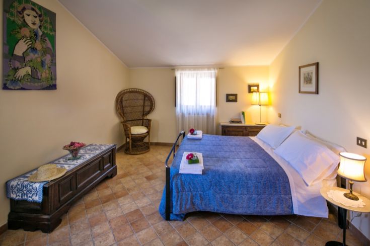 Camera di Villa Rosy, semplice e confortevole, con letti e decorazioni sobrie.