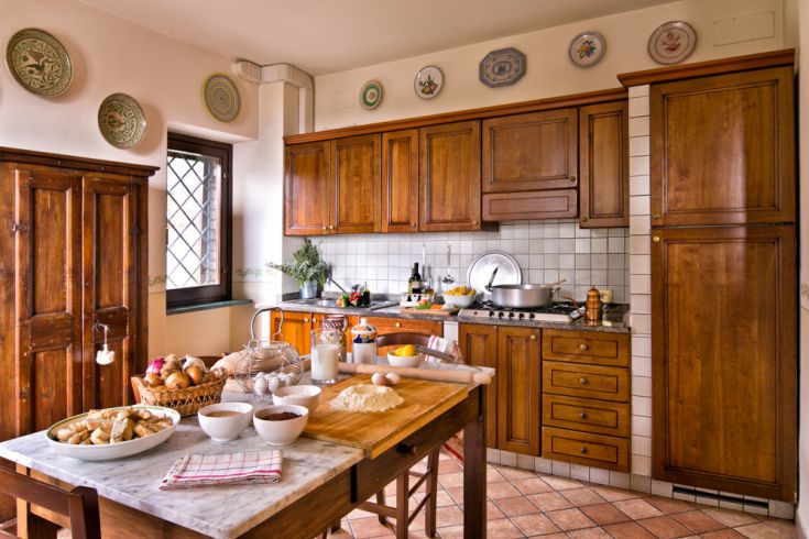 Cucina calda e informale, arredata con mobili in legno, ideale per preparare pasti semplici e gustosi.