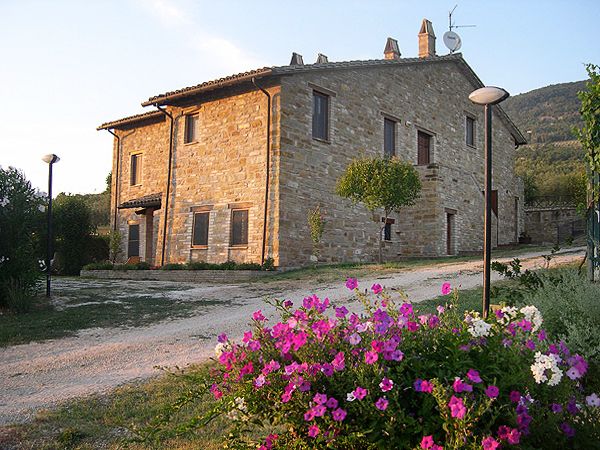 Villa Rosy è un agriturismo semplice e accogliente, circondato dalla natura, perfetto per famiglie e per chi ama l'aria aperta.