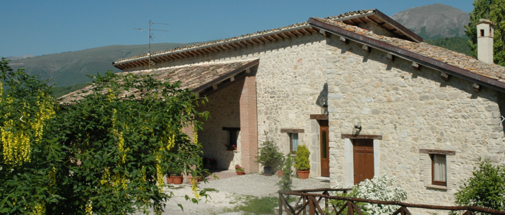 Agriturismo circondato da vegetazione, perfetto per una fuga nella natura a Norcia.