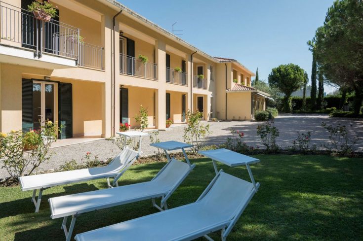 Hotel sereno a Passignano sul Trasimeno, con camere accoglienti e spazi verdi ben curati.