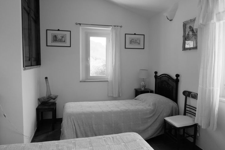 Sober and comfortable room with two single beds and some decorative elements.