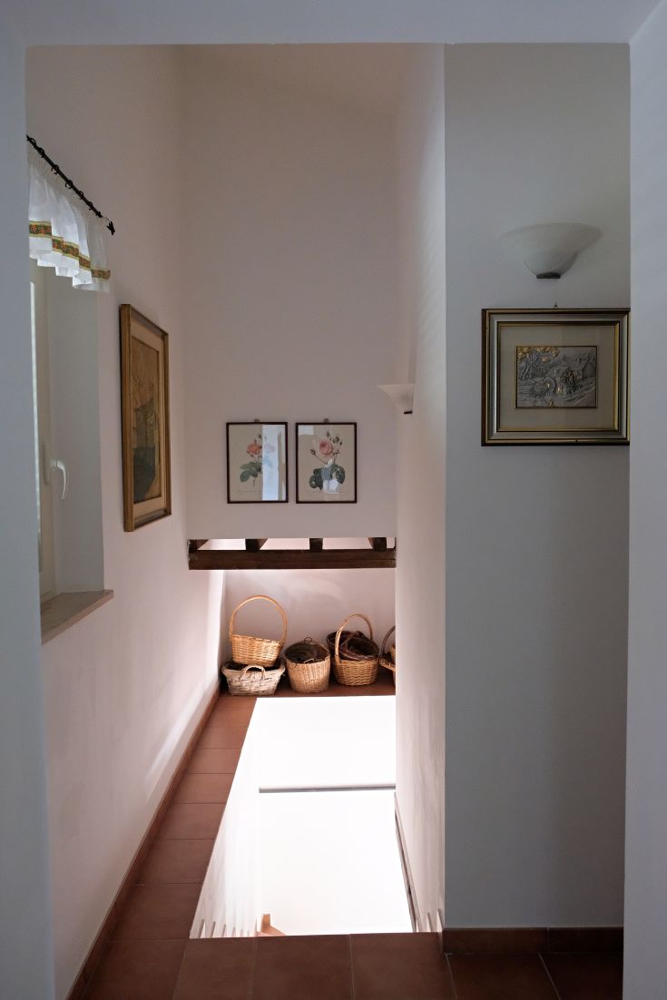 A bright hallway, simple and functional, decorated with some decorative accessories.