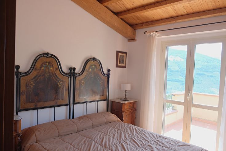 Simple room with a double bed, essential furnishings, and a relaxed atmosphere.