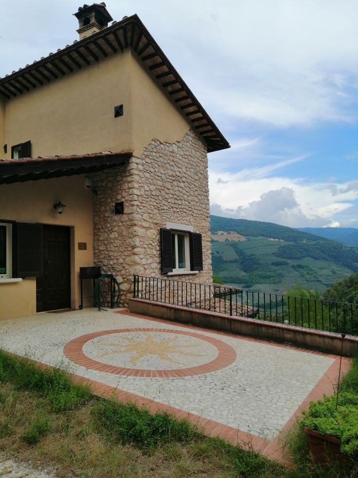 Renovated farmhouse surrounded by olive trees and woods, featuring a swimming pool and a view of Valnerina.
