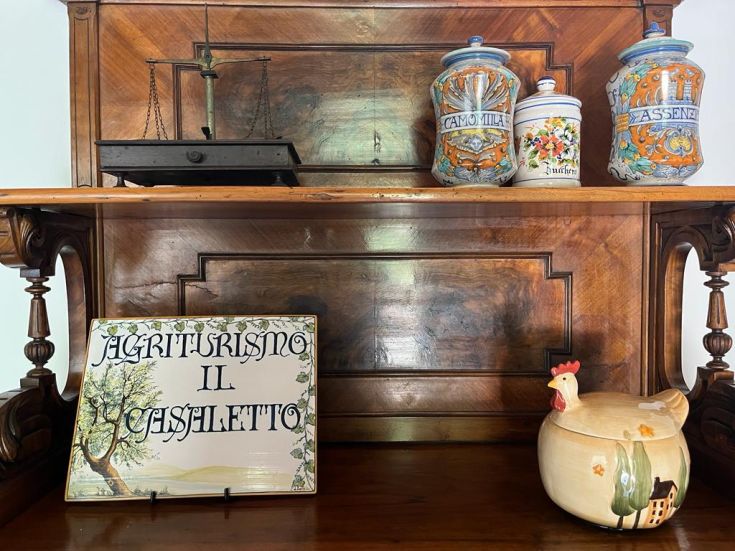 A showcase of rustic and decorative items typical of an agriturismo in Umbria.