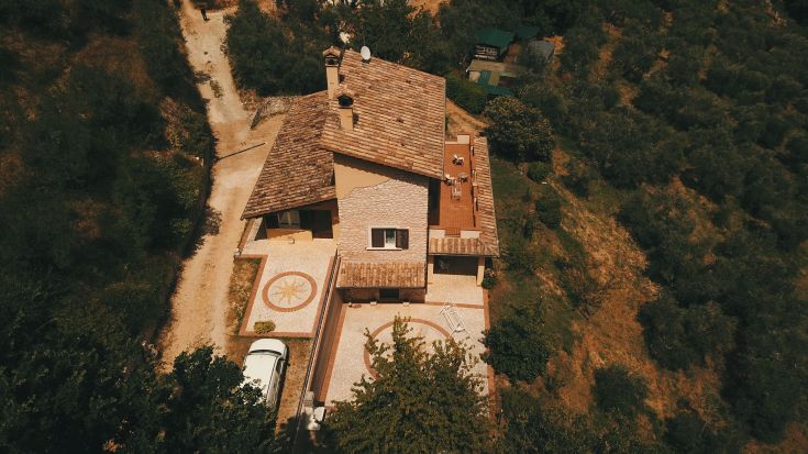 Renovated stone farmhouse surrounded by olive trees in Valnerina. A peaceful place immersed in nature.