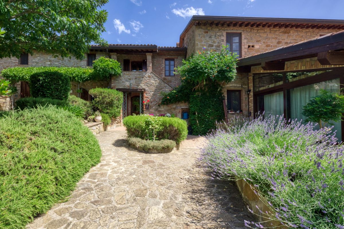 Organic farmhouse located in nature between Lake Trasimeno and the city of Perugia.
