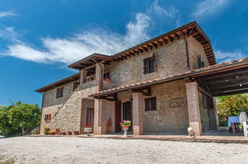 Villa storica in Umbria, circondata da natura, offre piscine e spazi esterni accoglienti.