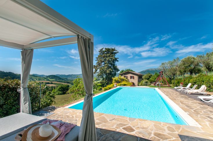 Villa con piscina situata in campagna, offre panorama sulla valle circostante.