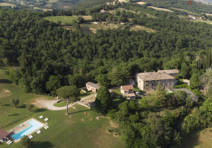 Questa casa di campagna è circondata da un ampio giardino e presenta una piscina, offrendo un luogo adatto al relax.