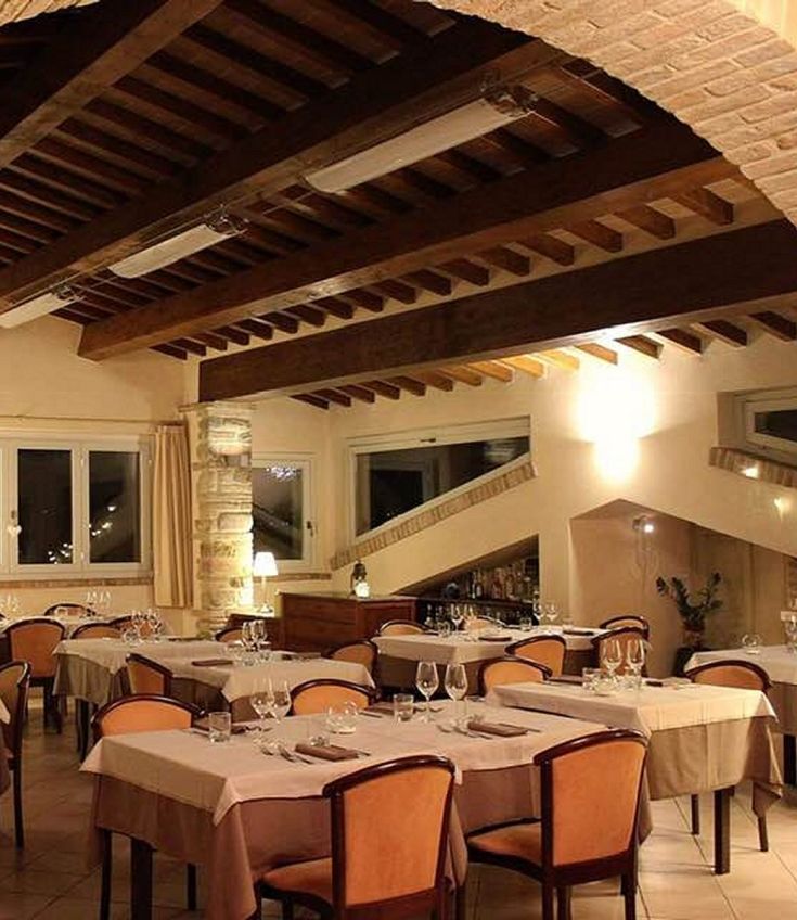 Ristorante con tavoli semplici e arredati in modo sobrio, ambiente caldo e accogliente.