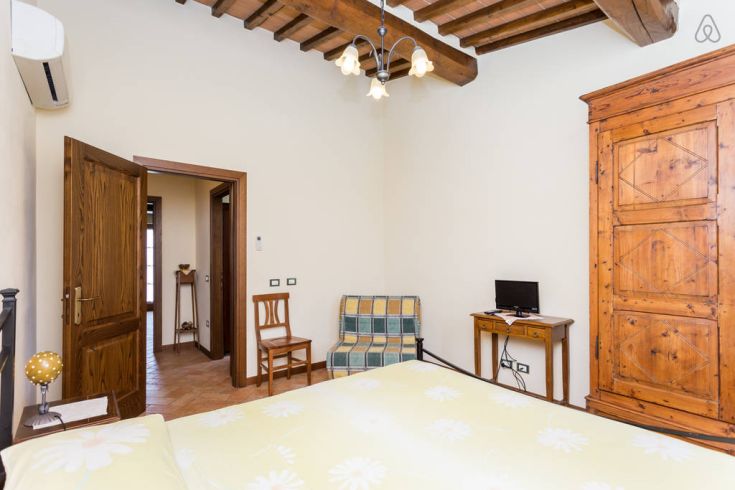 Sonniges Zimmer mit hellen Holzmöbeln und einem gemütlichen Sofa, ideal für Entspannungsmomente.