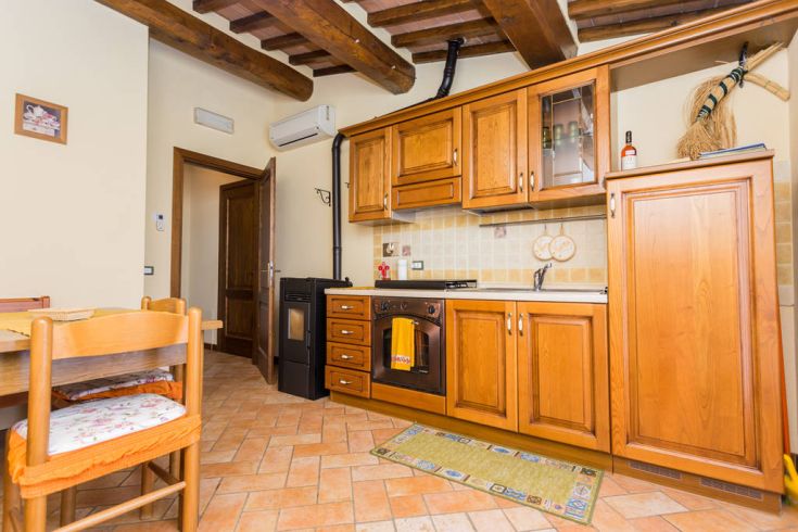 Rustikale und funktionale Küche, eingerichtet mit Holzmöbeln und praktischen Details für eine gemütliche Wohnumgebung.