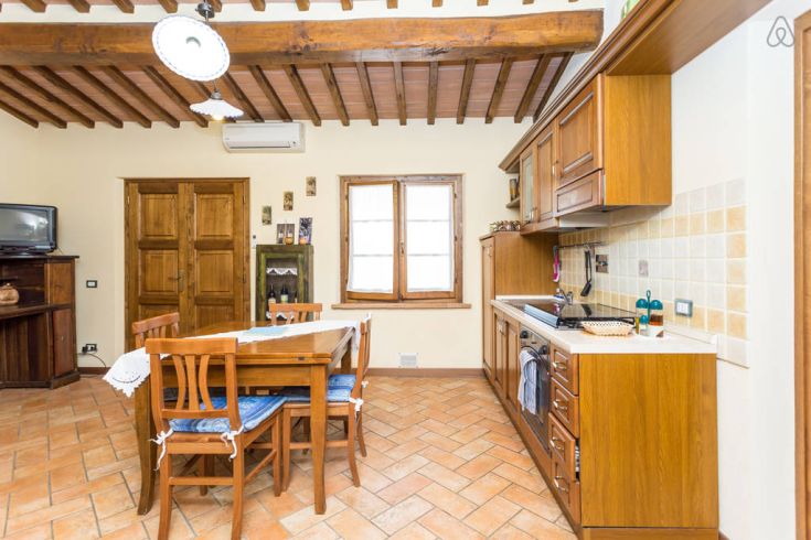 Geräumige und gut eingerichtete Küche in einem traditionellen Bauernhaus, ideal für gesellige Momente.