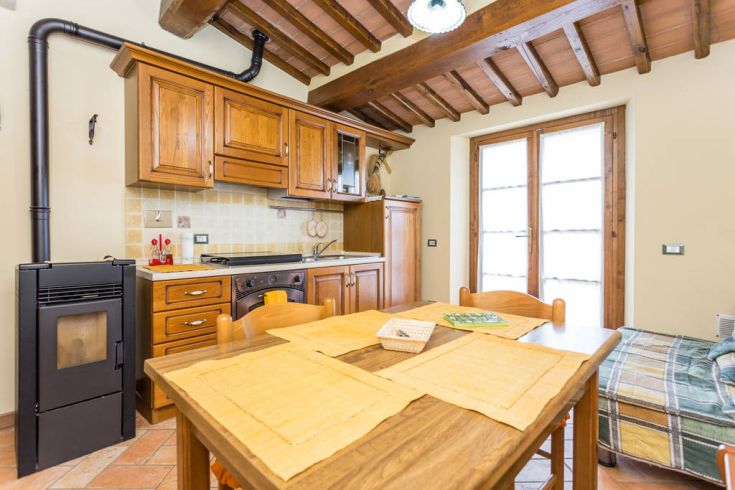 Holzküche mit besonderem Augenmerk auf Steindetails, ideal für Familienfeiern und geselliges Beisammensein.