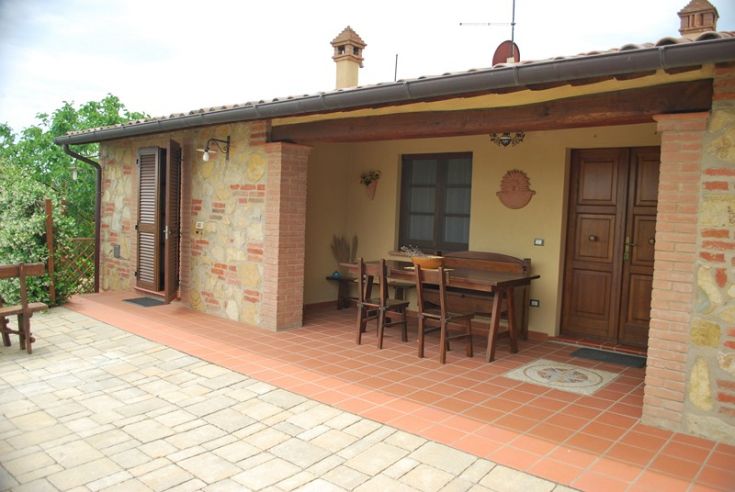 Ein steinernes Palais, umgeben von Pflanzen, ideal um die Ruhe der Natur zu genießen.