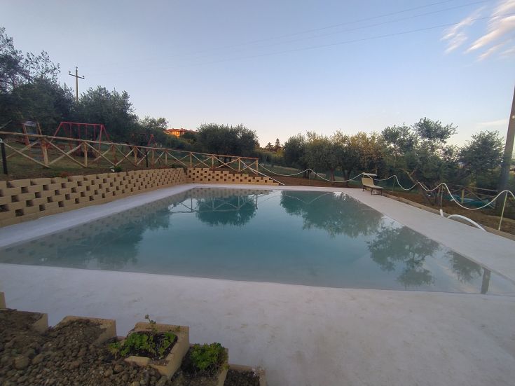 Großer Garten mit Pool, ein idealer Ort zur Entspannung in der Natur, perfekt für Familien mit Spielplätzen im Freien.