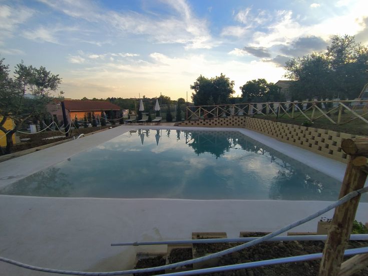 Ein ruhiger Pool in der Natur, der Entspannung und Spaß in einem friedlichen Agriturismus bietet.