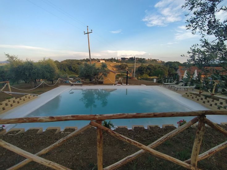 Garten mit Pool in der Landschaft, perfekt für entspannende Momente im Freien.