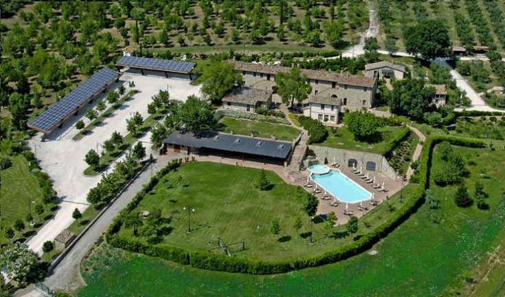 Panorama dell'Agriturismo La Fonte, immerso tra colline verdi e un ambiente rilassato.