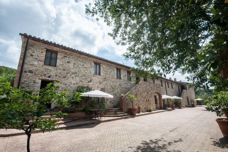 Un agriturismo situato tra le dolci colline umbre, con una piscina e panorami rustici e rilassanti.