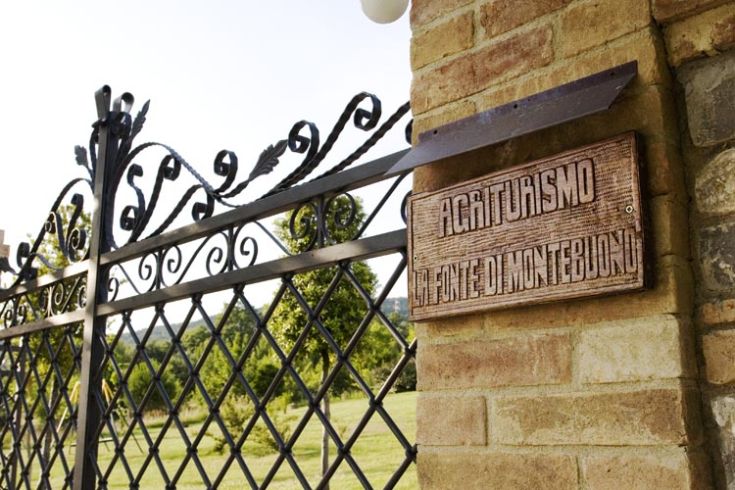 Un agriturismo situato nelle colline umbre, perfetto per chi cerca relax e contatto con la natura.