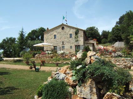 Struttura agrituristica circondata da verde, con piscina all'aperto, ristorante e diverse attività ricreative.