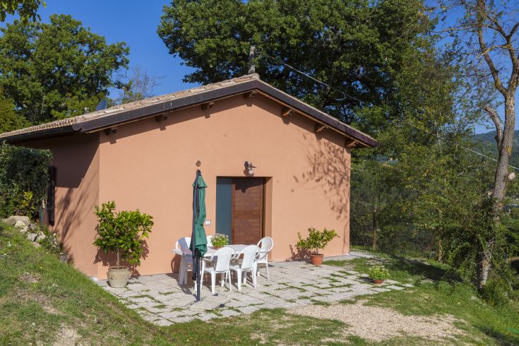 Agriturismo immerso nella natura, con un'area esterna serena e accogliente.