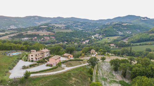 Ferme dans le vert du Parc du Subasio, idéale pour la détente et la nature. Point de départ idéal pour visiter Assise.