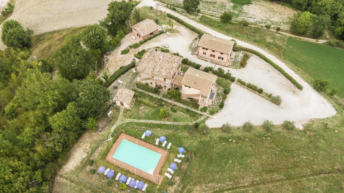 Ferme avec hébergement et piscine située dans le parc naturel tranquille du Monte Subasio.