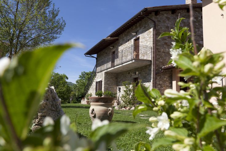 Agriturismo situato nel verde del Parco del Subasio, ideale per una pausa rigenerante nella natura.